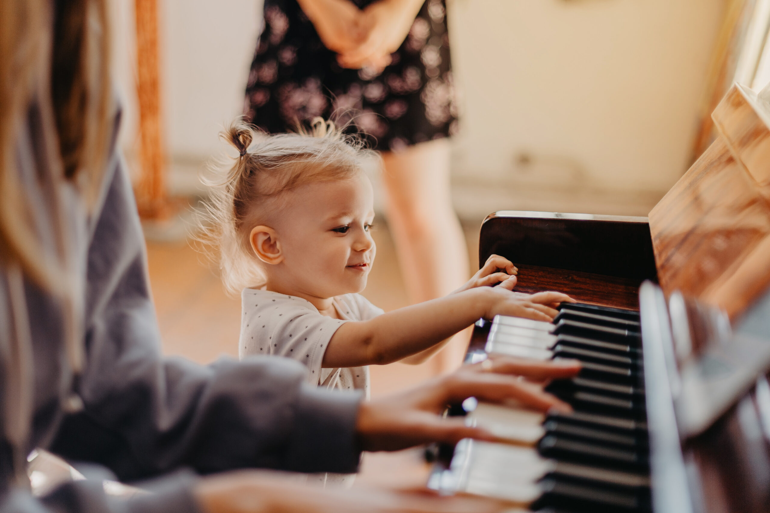 bambina che suona il piano