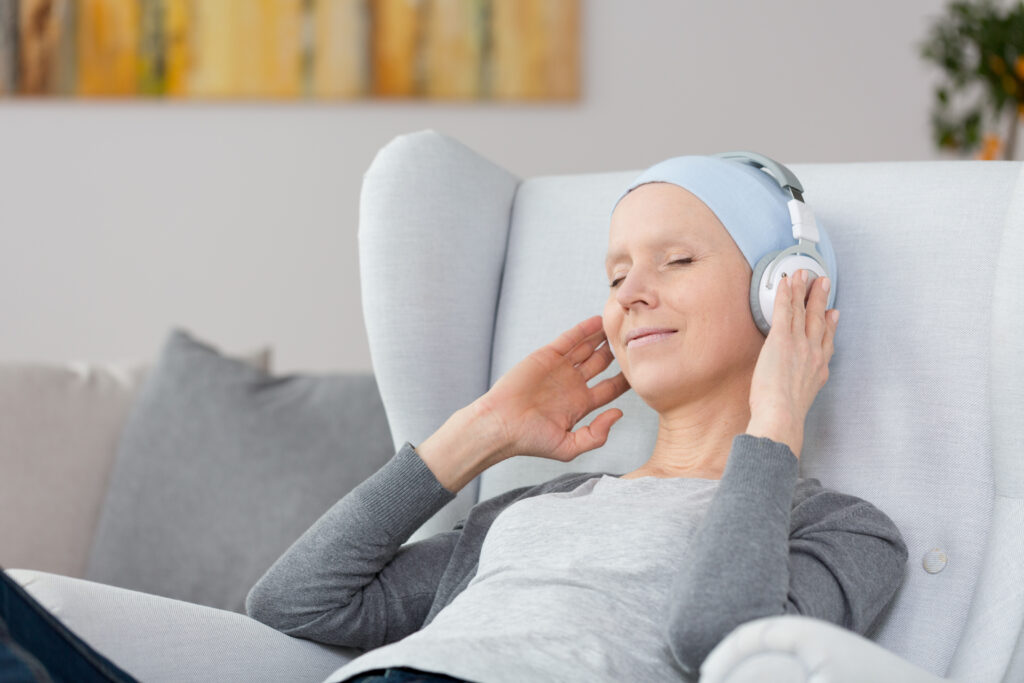 Donna con il cancro che ascolta musica